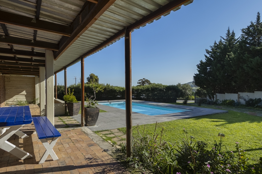 4 Bedroom Property for Sale in Sir Lowrys Pass Village Western Cape